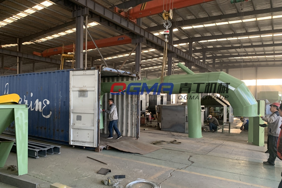 意昂注册全自动喷砂房装箱装车中发往欧洲捷克