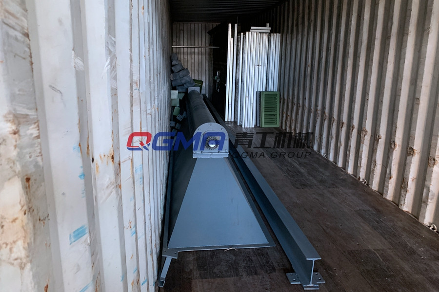 意昂注册全自动喷砂房装箱装车中发往欧洲捷克