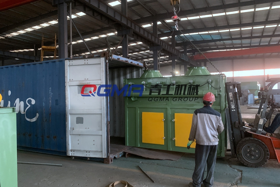 意昂注册全自动喷砂房装箱装车中发往欧洲捷克