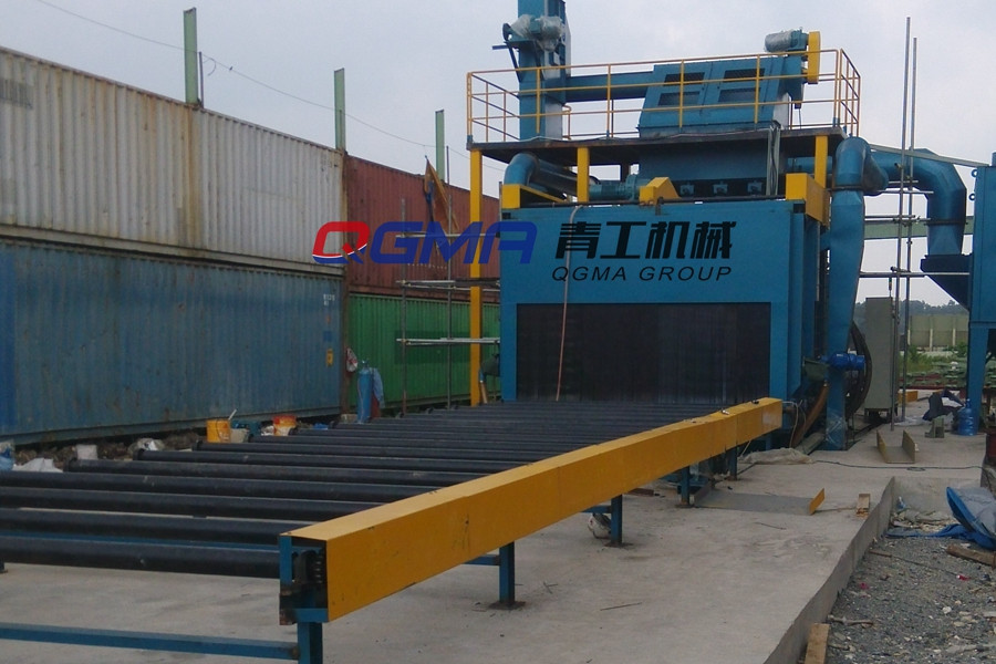 道路护栏通过式抛丸清理机的工作原理