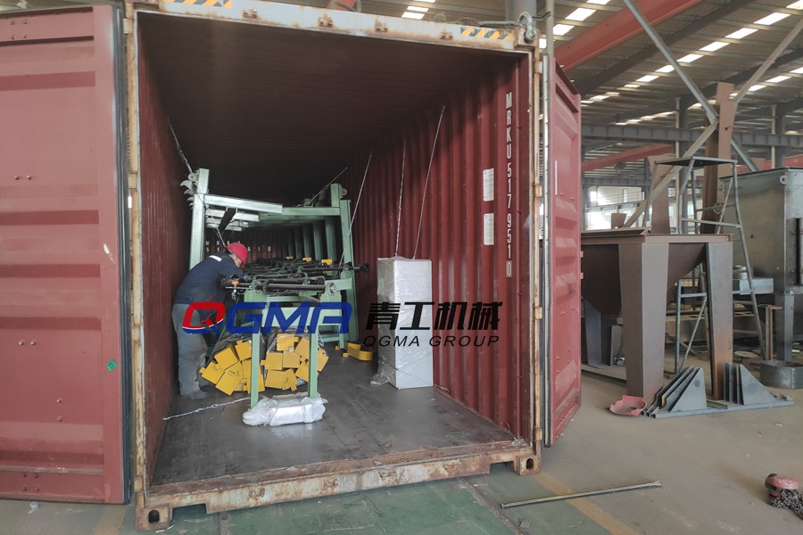 杏鑫注册钢管抛丸机自动上下料装置装箱发往印尼